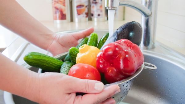 الخل والماء الفاتر جيد لتعقيم الخضروات والفواكة