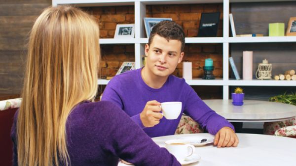 الابتسامة هي أولى عوامل الجذب للرجل

