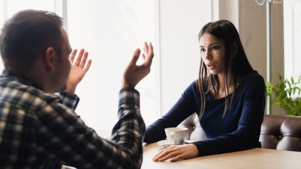 إذا كانت المرأة مخطئة في تصرفاتها فبالطبع لن يعتذر الرجل