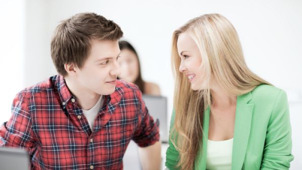 الرجل لا يتوقّع منكِ أن تظهري أصغر بسنواتٍ عديدة الرجل لا يتوقّع منكِ أن تظهري أصغر بسنواتٍ عديدة