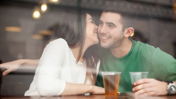 قبلي زوجك في أذنه من الخارج واهمسي بما ترغبين