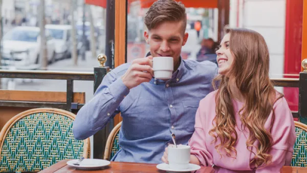 حاول أن تجعلها تشعر بالراحة، قم بمساعدتها في أعمال المنزل