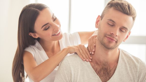 يجب أن يكون المساج بين الزوجين تجربة ممتعة و لذلك لا داعي للعجلة