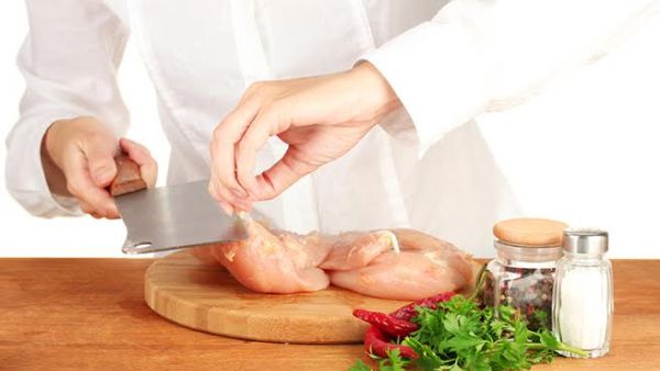 لا تضعي قطع دجاج عدة مرّة واحدة عند الطهي