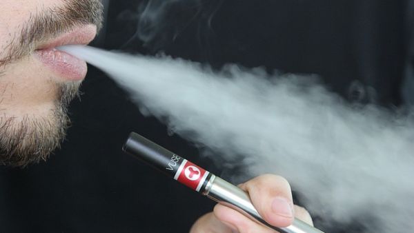 استنشاق بخار النيكوتين يضر بالأوعية الدموية الرئيسية ليزيد من مخاطر القلب