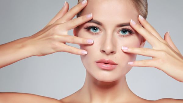 استخدمي الأيلاينر بلون لحمي على حافة منبت الرموش
