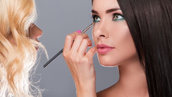 الماسكرا أساسية لتكبير العين
