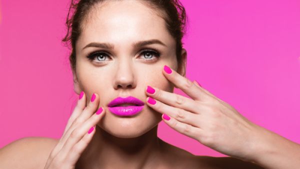 المناكير الفرنسي بألوان أطراف نابضة بالحياة كالتركوازي والوردي
