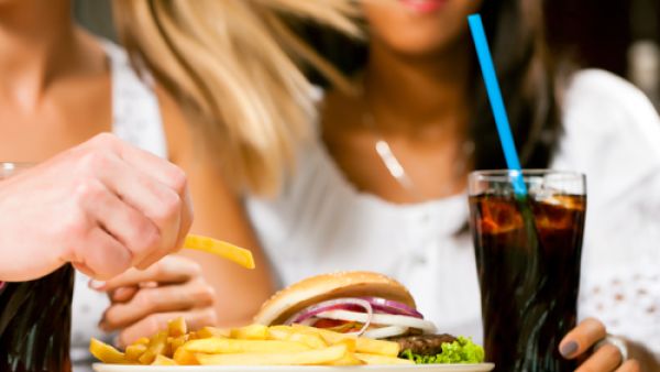 الوجبات السريعة تؤثر على خصوبة المرأة
