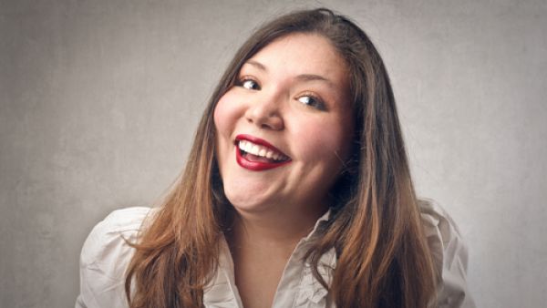 قومي بتمرين يومي بالنظر الى الاعلى ورفع رأسك لشدن عضلات الرقبة وشد الجلد