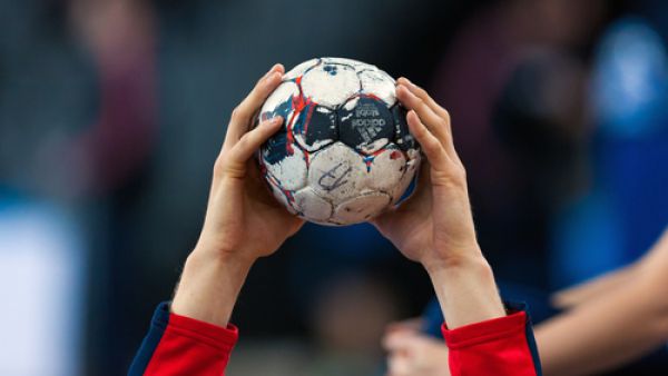 كرة القدم تعمل على اكتساب النمو العقلي والجسدي
 كرة القدم تعمل على اكتساب النمو العقلي والجسدي