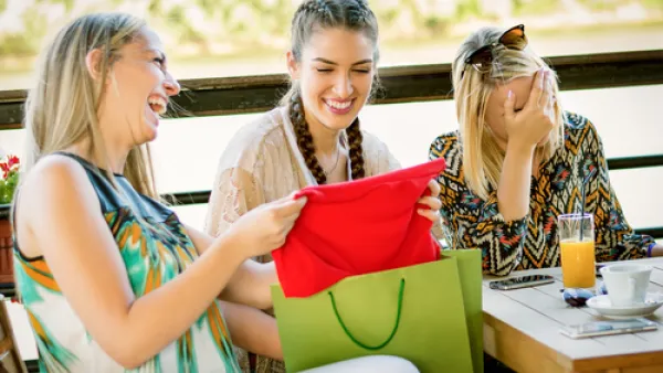 قد تتدمر العلاقة الزوجية بسبب وجود صديق أو صديقة مقربة في حياتك

