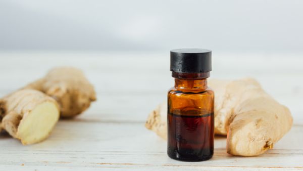 يُحارب زيت الزّنجبيل التّجاعيد إذ يحمي من إصابة الجلد بالشّيخوخة