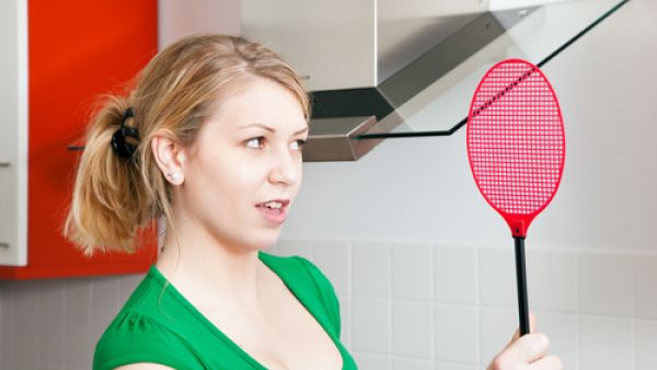 يمكنك مزج العديد من الزيوت العطرية الطاردة للناموس ووضعها فى الفواحة
