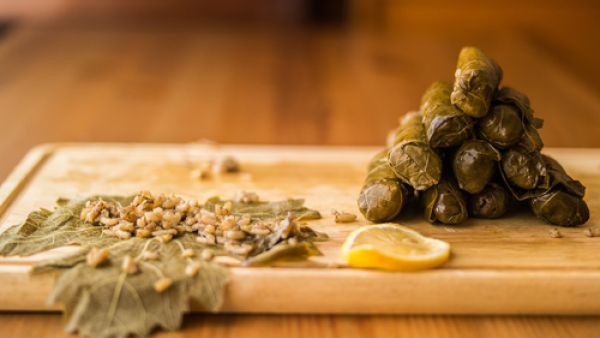 ينصح بإضافة عصير الليمون إلى ورق العنب 