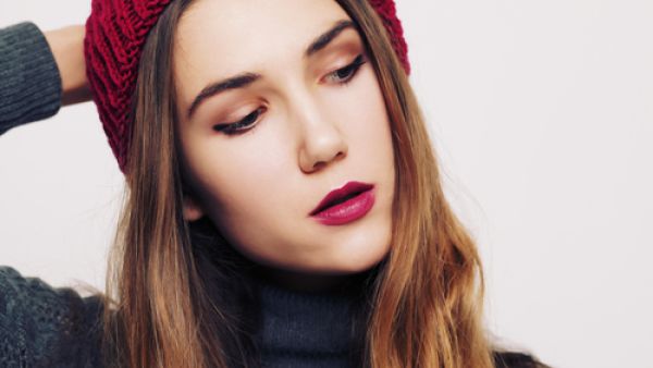 جربي زيت جوز الهند وتركه لما يقارب ساعة وبعدها غسله بالماء الدافئ
