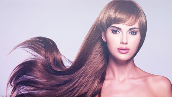 اخفقي البيض مع زيت الزيتون جيداً، وابدئي بتطبيقه على شعرك 