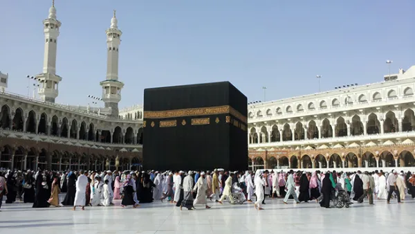 الابتعاد عن الإزدحامات وأماكن تجمع الناس كالمولات والحدائق