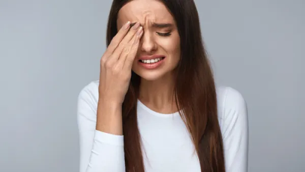 من أعراض صداع العين ألم شديد في إحدى شقوق الرأس ويكون ليلًا
