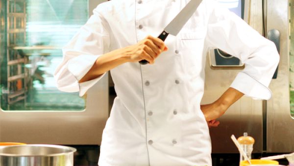 سكين الستيك هي بالأساس سكينة سفرة، تكون صغيرة وحادة ومزودة 