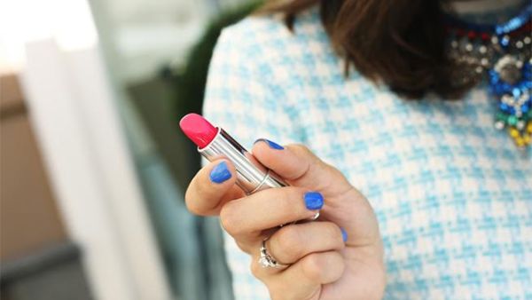 حافظي على أحمر الشفاه الخاص بك خصوصاً الذي يأتي بشكل قلم ولا تعيريه لأحد
