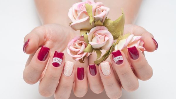 عشبة ذيل الحصان فعّالة لنمو الأظافر، كونها مصدراً للكالسيوم، والسيليكا