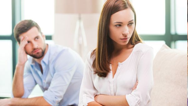 حركة الرجل وعدم الثبات على وضع معين أثناء مناقشة المرأة يدل على الكذب
