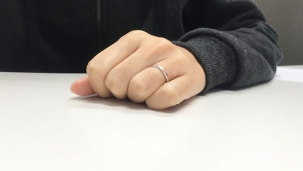 حدد نوع الخاتم الذي تريد أولاً، معدنًا أم نوعًا مختلفًا؟

اختار مقاس أكبر قليلاً لأنك سترتديها في كل الأحوال