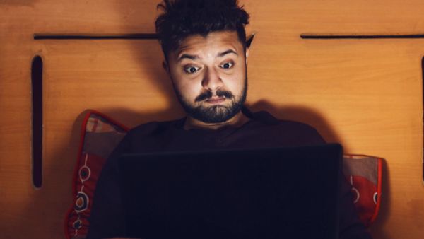 مشاهدة المواد الإباحية باستمرار يترتب عليه العديد من النتائج الكارثية 