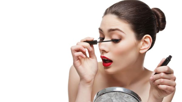 استخدمي الماسكارا لإطالة الرموش
