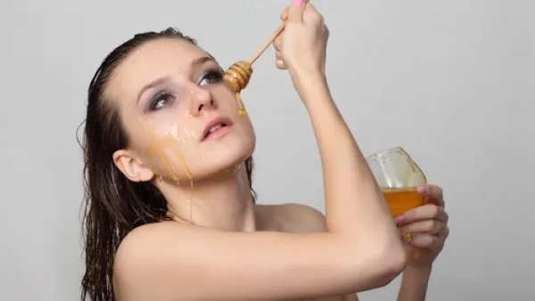ننصحك بقناع يحتوي على صفار البيض مع ملعقة عسل
