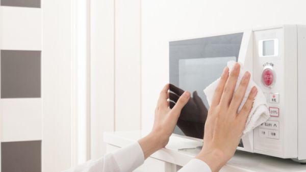 لضمان نظافة الميكروويف، الإفضل تنظيفه بعد كل عملية استخدام