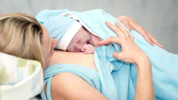 لا يمكن أن تنتقل خلايا سرطان الثدي من الأم إلى الطفل عن طريق الرضاعة