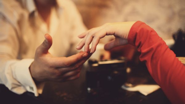احرصي في الأحوال كلها على تشذيب أظافركِ وإزالة الجلد الميت لجذب شريكك