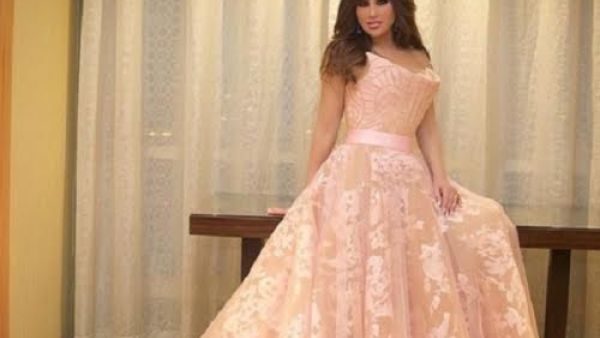 موديلات فساتين نجوى كرم لتكوني الضيفة الأكثر أناقة في الحفلات

