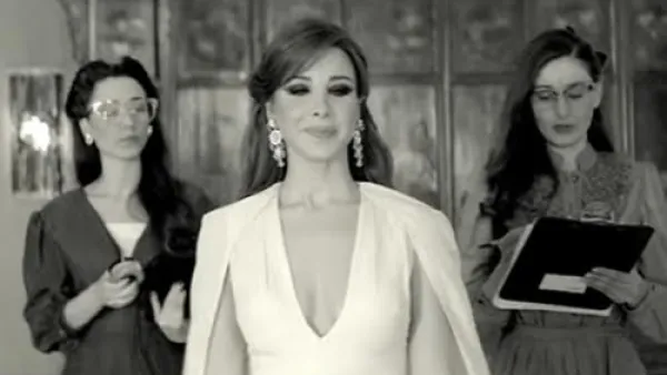 نانسي عجرم من فيديو كليب "حاسه بيك"