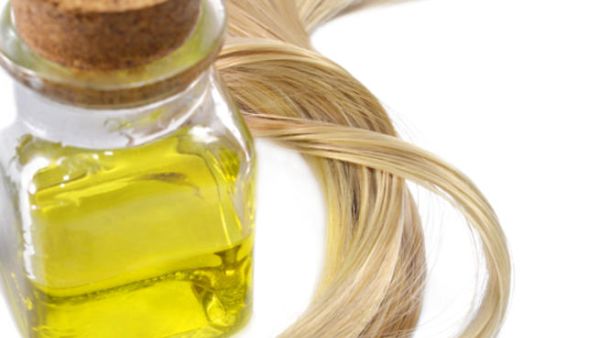 يساعد زيت الخروع على منع تساقط الشعر و تطويله و جعله كثيفاً