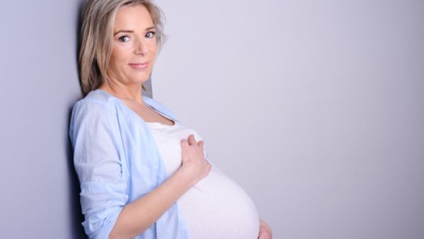 تجنب ارتداء الملابس الضيقة والأحزمة الضاغطة 