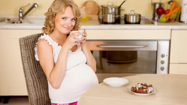 زهور البرسيم الأحمر عشبة غنية بالفيتامينات لزيادة الخصوبة لدى المرأة