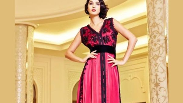 يفضل الاتجاه إلى الفساتين فى سهرات الفالنتين خاصة ذات الكتف الواحد