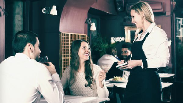 يجب التحلي بابتسامة هادئة أثناء الحديث مع النادل

