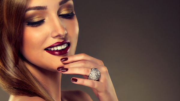 صاحبة اليد الصغيرة الناعمة عليها أن تبقي خواتمها متناسبة مع حجم يدها