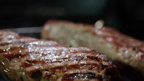 أخرجي ستيك اللحم من الثلاجة قبل 30 دقيقة من الطهي

