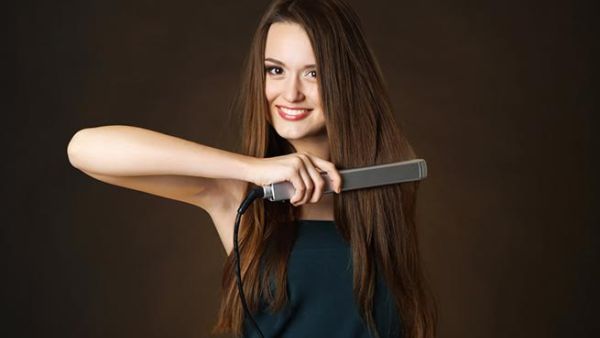 يجب كيّ خصلة كبيرة من الشعر مرّة واحدة
