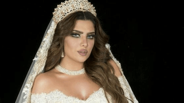 لا يمكن أن تكتمل إطلالة العروس في ليلة الزفاف دون التاج
