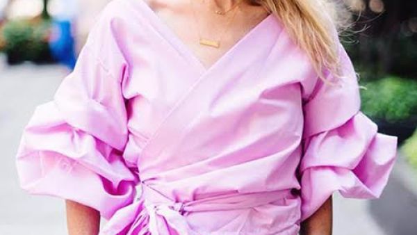 يمكن تنسيق البلوزة الملفوفة مع بنطلون أو شورت جينز