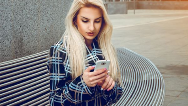 استخدام الهواتف الذكية يعكس رغبة الفرد في الاختباء من الحقيقة
