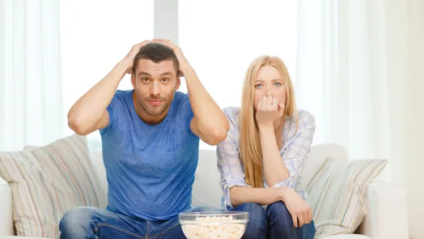  إذا خسر الفريق الذي يشجعه زوجكِ المباراة ، فعليكِ أن تحاولي إخراجه من المنزل