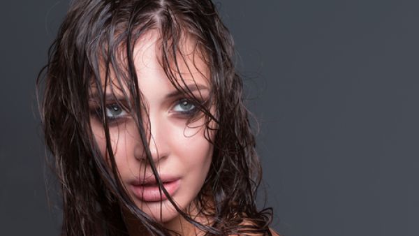 الشعر المبلل أوما يسمى wet look موضة 2017
