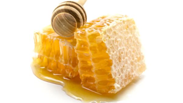 يحتوي العسل الأبيض على مواد تحارب التجاعيد 
